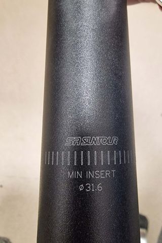 Tija Suntour NCX con suspensión