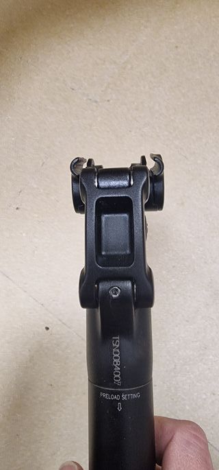 Tija Suntour NCX con suspensión