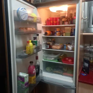 Nevera combi acero inoxidable. No és "no frost".