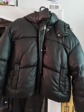 Chaqueta acolchada negra con capucha