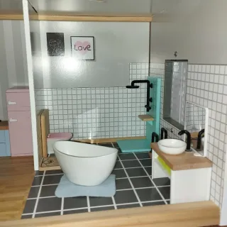 Casa de muñecas de madera y accesorios