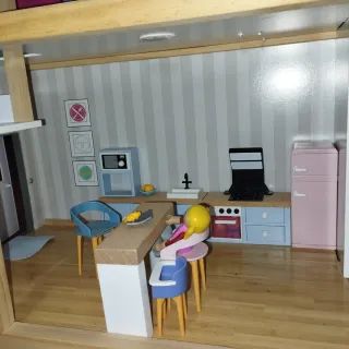 Casa de muñecas de madera y accesorios