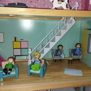 Casa de muñecas de madera y accesorios