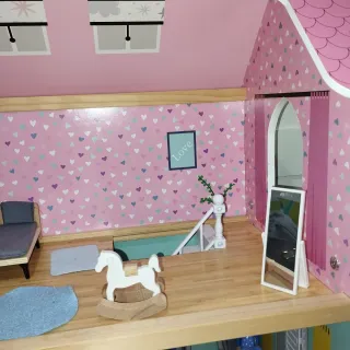 Casa de muñecas de madera y accesorios