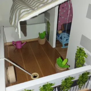 Casa de muñecas de madera y accesorios