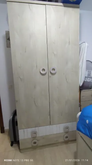 Armario beige y blanco