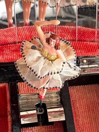 Portagioie laccato con carillon