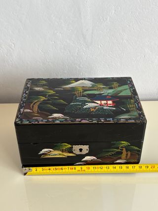 Portagioie laccato con carillon