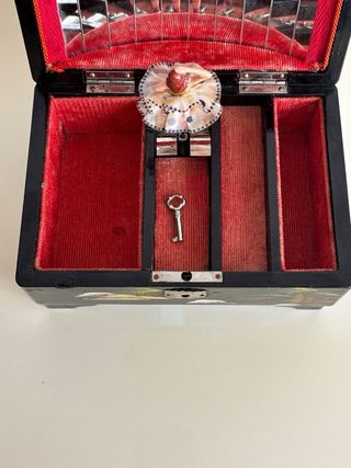 Portagioie laccato con carillon