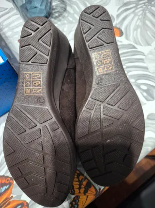 Zapatos de ante marrones sin cordones