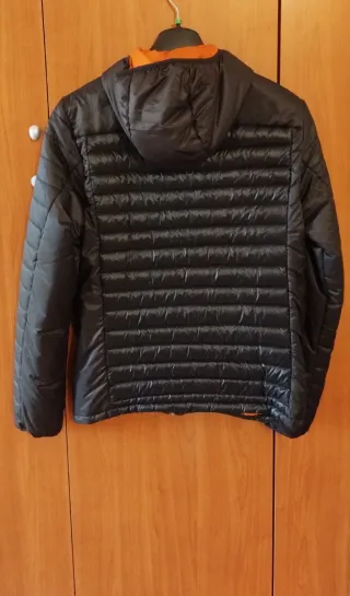 Piumino Quechua nero e arancione