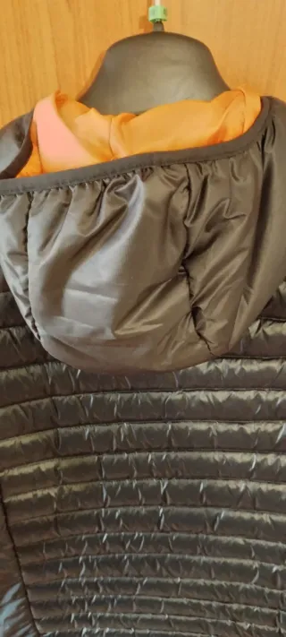 Piumino Quechua nero e arancione