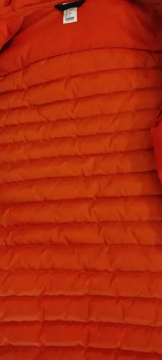 Piumino Quechua nero e arancione