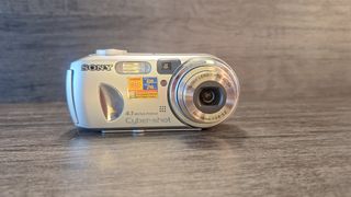 Sony Cyber-shot DSCP73 Cámara Digital 4.1 MP