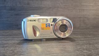 Sony Cyber-shot DSCP73 Cámara Digital 4.1 MP