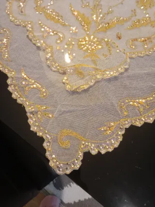 Manteleta bordada dorada