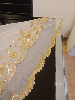 Manteleta bordada dorada