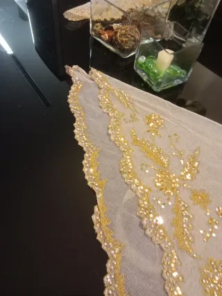 Manteleta bordada dorada