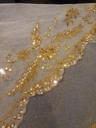 Manteleta bordada dorada