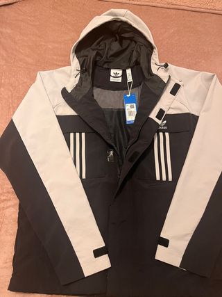 Chaqueta Adidas gris y negra
