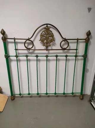 Cabecero de cama de metal dorado y verde