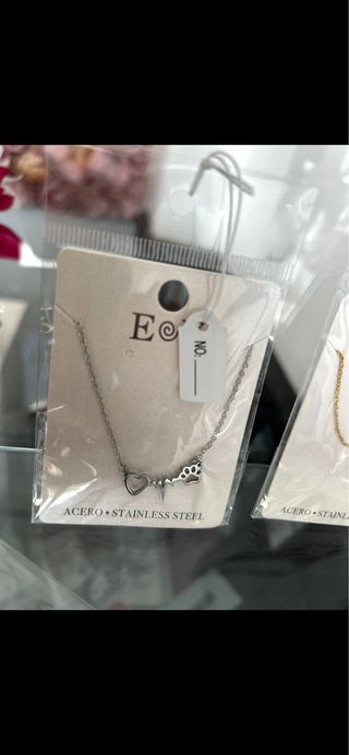 Collares, anillos, perfume, ambientador, pulsera