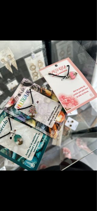 Collares, anillos, perfume, ambientador, pulsera