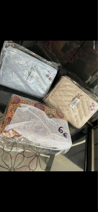 Collares, anillos, perfume, ambientador, pulsera