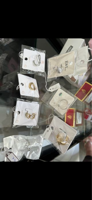 Collares, anillos, perfume, ambientador, pulsera