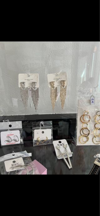 Collares, anillos, perfume, ambientador, pulsera