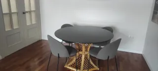 Mesa redonda mimbre y cristal negro