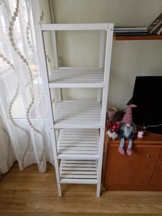 Estantería de madera blanca
