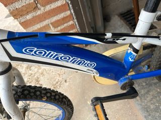 Bicicleta infantil azul y blanca