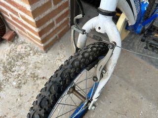 Bicicleta infantil azul y blanca