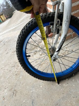 Bicicleta infantil azul y blanca