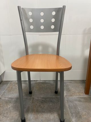 Sillas de madera y metal plateado