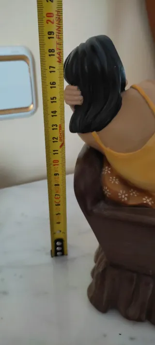 Figura de marmolina mujer sentada