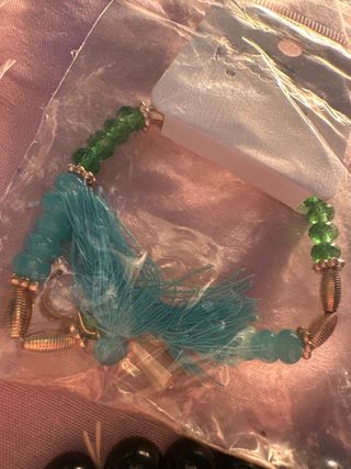 Pulsera Watina con dijes de corazón y pluma