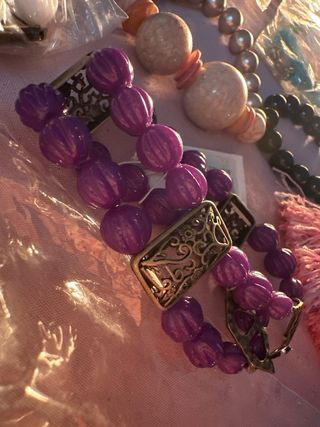 Pulsera Watina con dijes de corazón y pluma