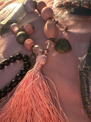 Pulsera Watina con dijes de corazón y pluma