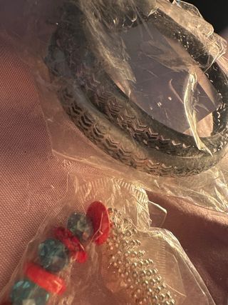 Pulsera Watina con dijes de corazón y pluma