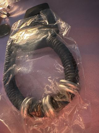 Pulsera Watina con dijes de corazón y pluma