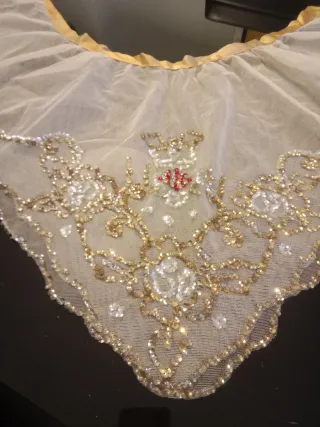 Manteleta bordada dorada