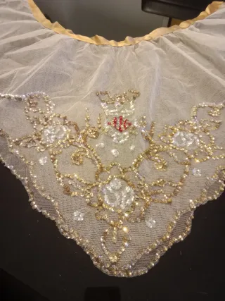 Manteleta bordada dorada