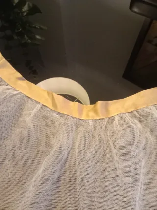 Manteleta bordada dorada