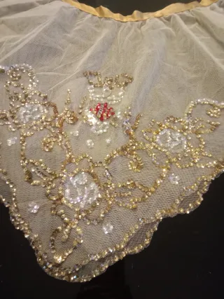 Manteleta bordada dorada