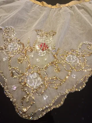 Manteleta bordada dorada
