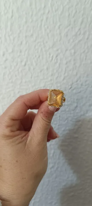 Anillo dorado con piedra amarilla