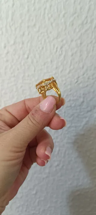 Anillo dorado con piedra amarilla