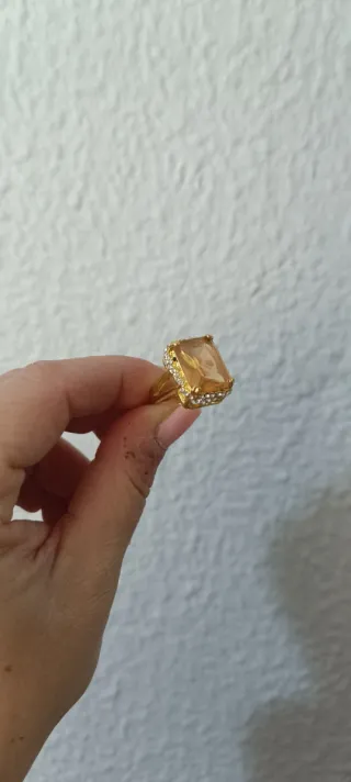 Anillo dorado con piedra amarilla